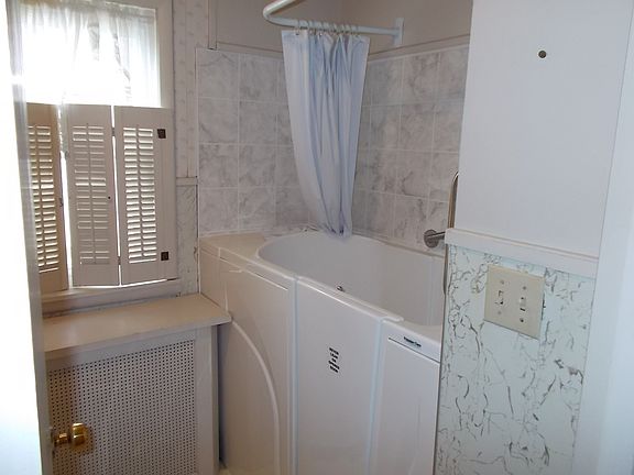 5th image of 106 E Trowbridge St