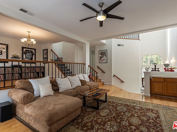 5th image of 20950 Oxnard St APT 10