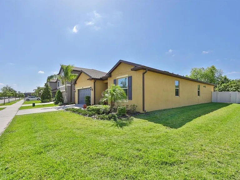 1201 Custer Bayou St — Photo 2