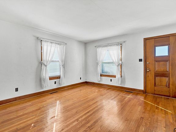 3rd image of 2070 Kenwood Blvd SE