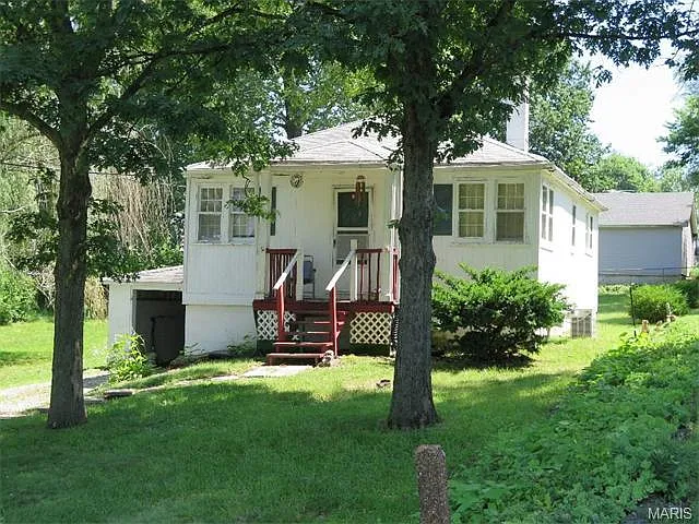 10570 Clarendon Ave photo 1