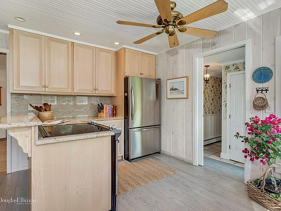 3rd image of 43 Gillette Ave