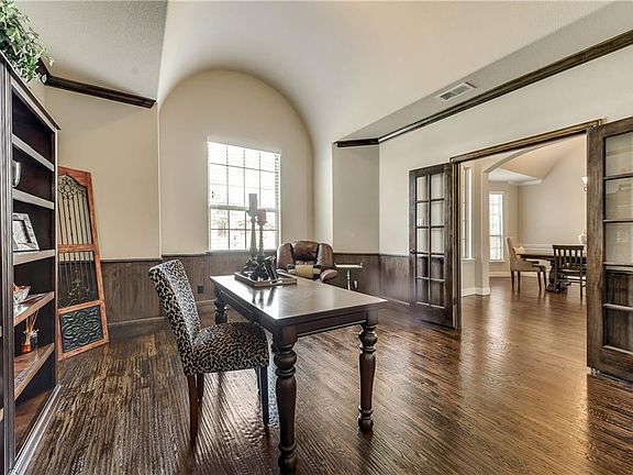 5th image of 2727 Oakwood Dr