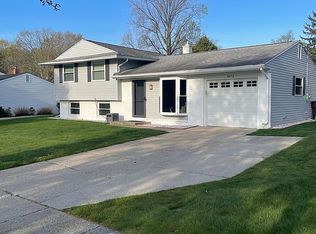 7073 Middlebury Dr, Lambertville, MI 48144