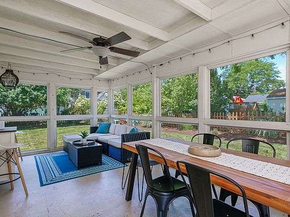 21'x11' screened-in porch