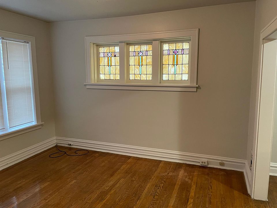 Large living room as you walk into the unit