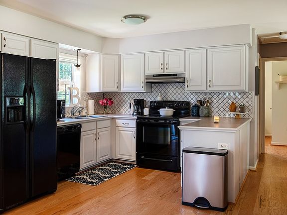5th image of 406 Pond Dr