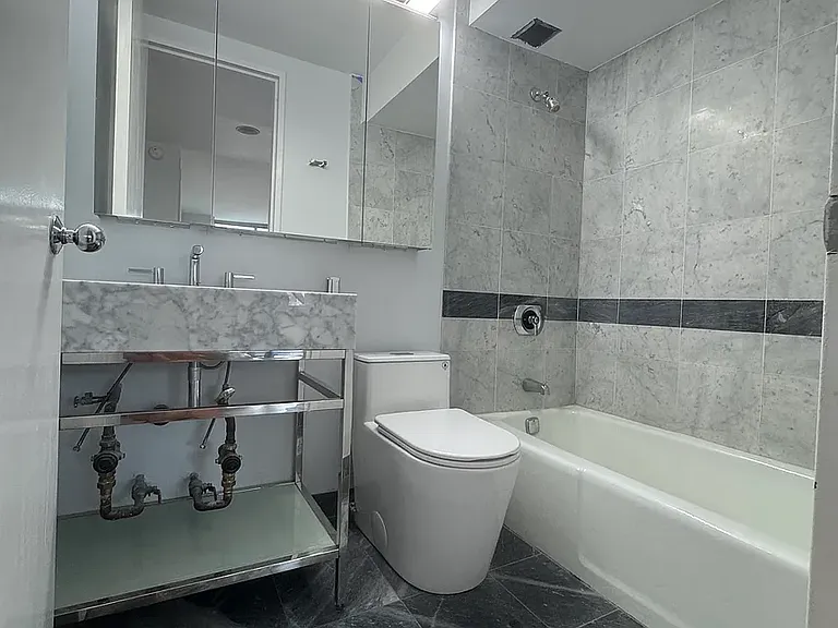 236 E 47th St #14E — Photo 5