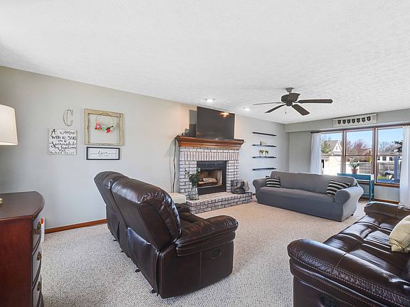 3rd image of 5822 N Mayflower Dr
