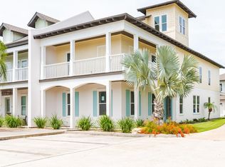 102 Frontenac Ln, Rockport, TX 78382