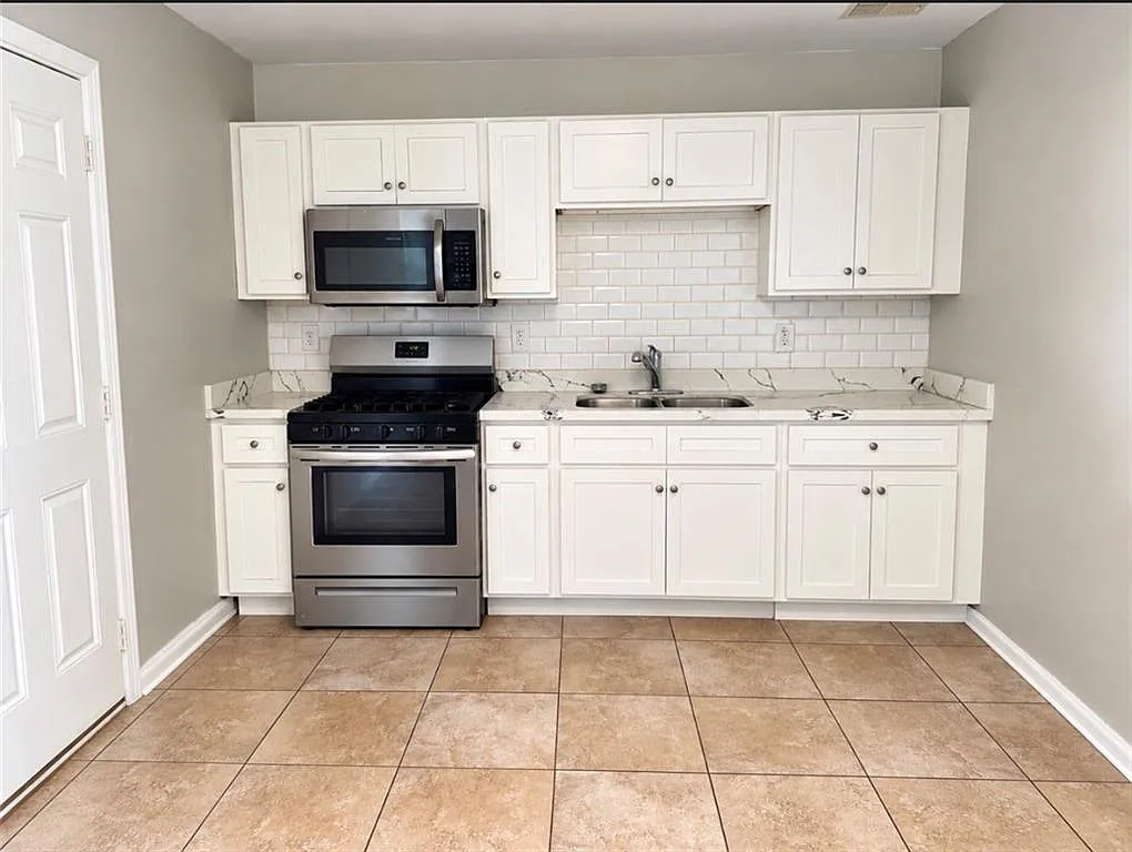 3 bed, 1.0 bath, 864 sqft, $1,600 — Photo 2