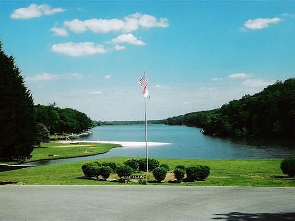 3rd image of 88 N Lake Dr
