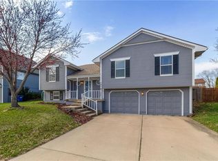 705 NE Ridge Creek Dr, Blue Springs, MO 64014