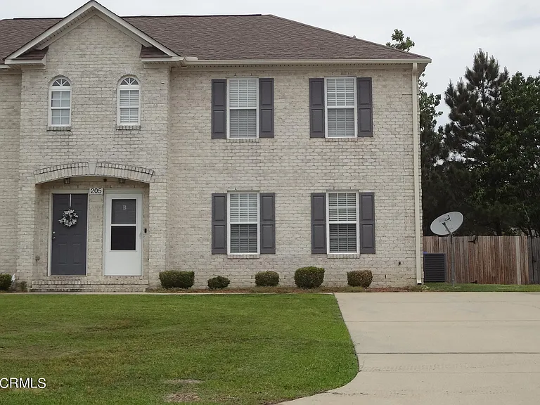 205 S Pointe Dr #B — Photo 1