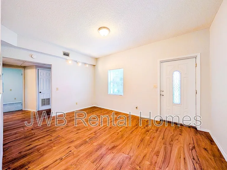 5968 Oaklane Dr — Photo 4