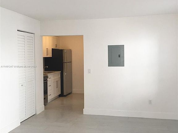 4th image of 19 Sidonia Ave APT 2