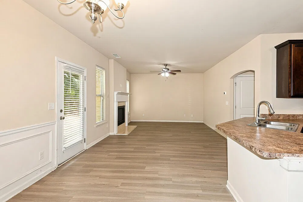 3 bed, 2.5 bath, 2185 sqft, $2,205 — Photo 4