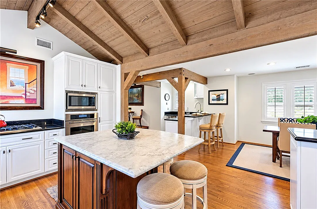 3 bed, 2.5 bath, 2837 sqft, $10,000 — Photo 3