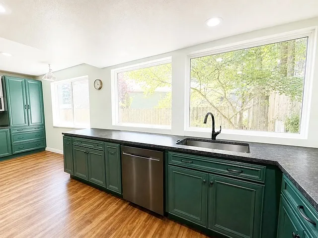 716 Parkway Ct NE — Photo 8