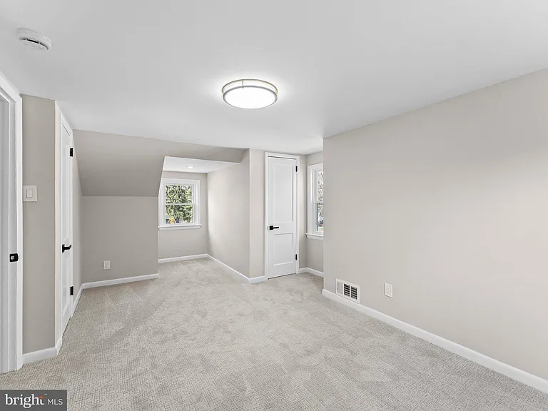 204 E Mill Rd — Photo 18