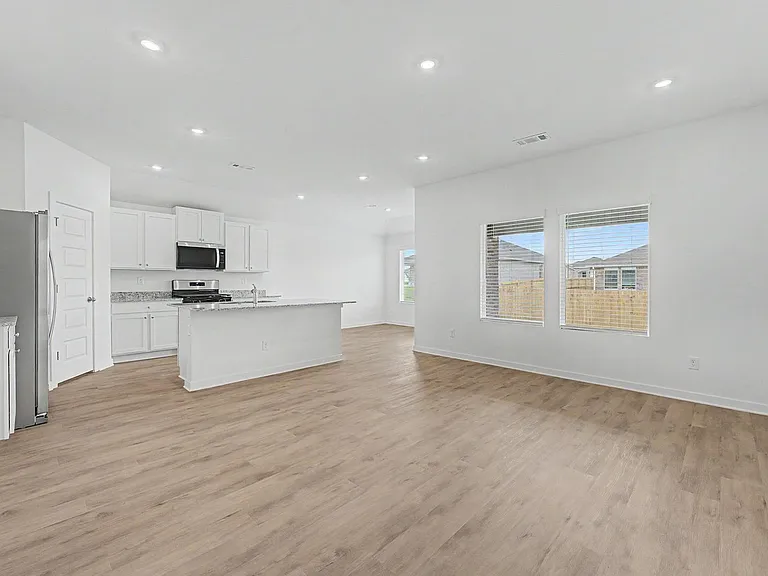 3070 Rosalee Ln — Photo 2