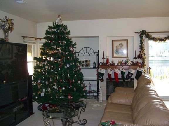 10 ft ceilings! Big Family room!