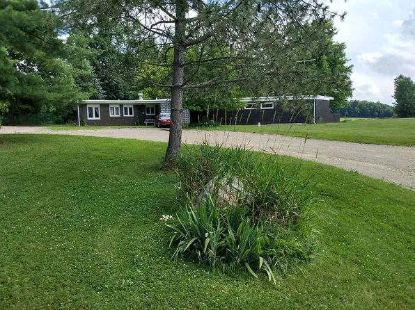 7386 Dean Rd, Fenton, MI 48430