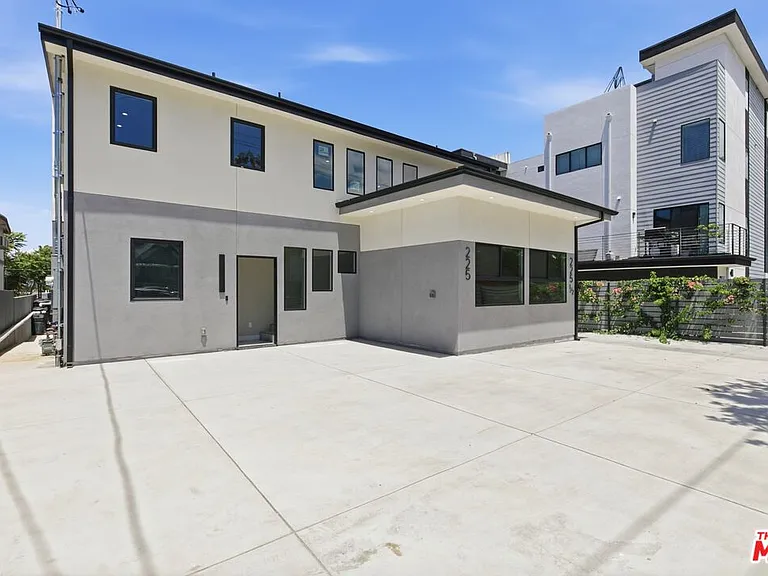 225 N Burlington Ave — Photo 23