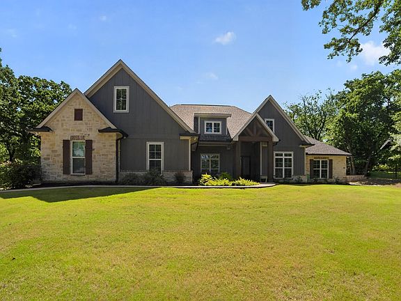 3rd image of 125 Oakbend Trl