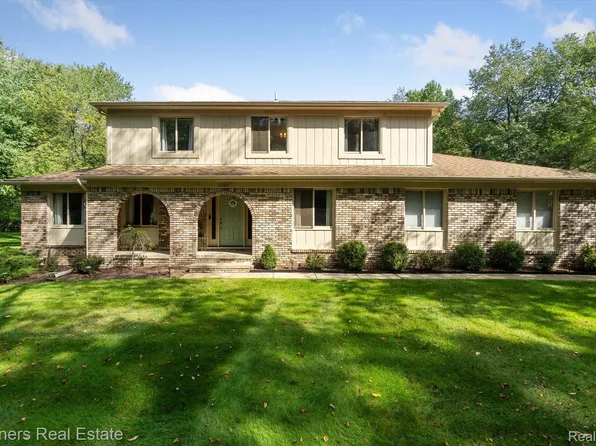 5229 Van Amberg Rd, Brighton, MI 48114