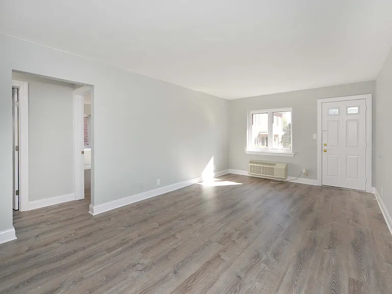 Cameron Apartments — Photo 5