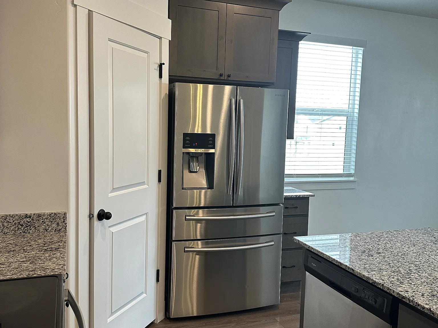 3 bed, 2.5 bath, 2500 sqft, $2,300 — Photo 2