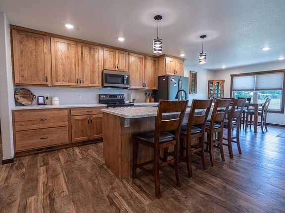 5th image of 401 Lilac Ln