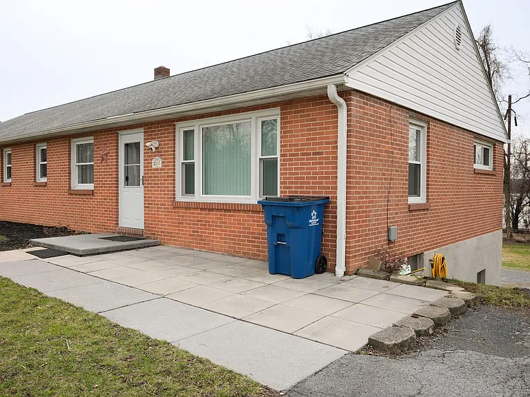2305 River Rd — Photo 2