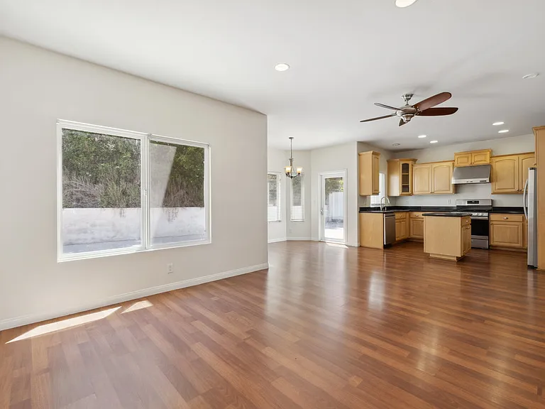 526 Houston Dr — Photo 5