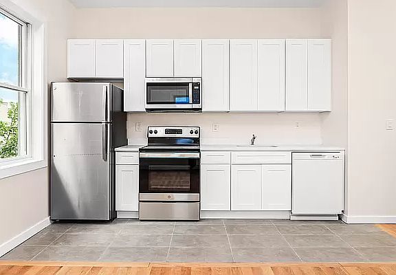 4th image of 328 Nassau Ave #5