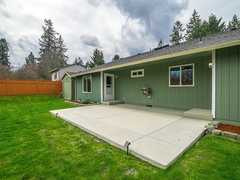 3840 Oxford Loop SE — Photo 16