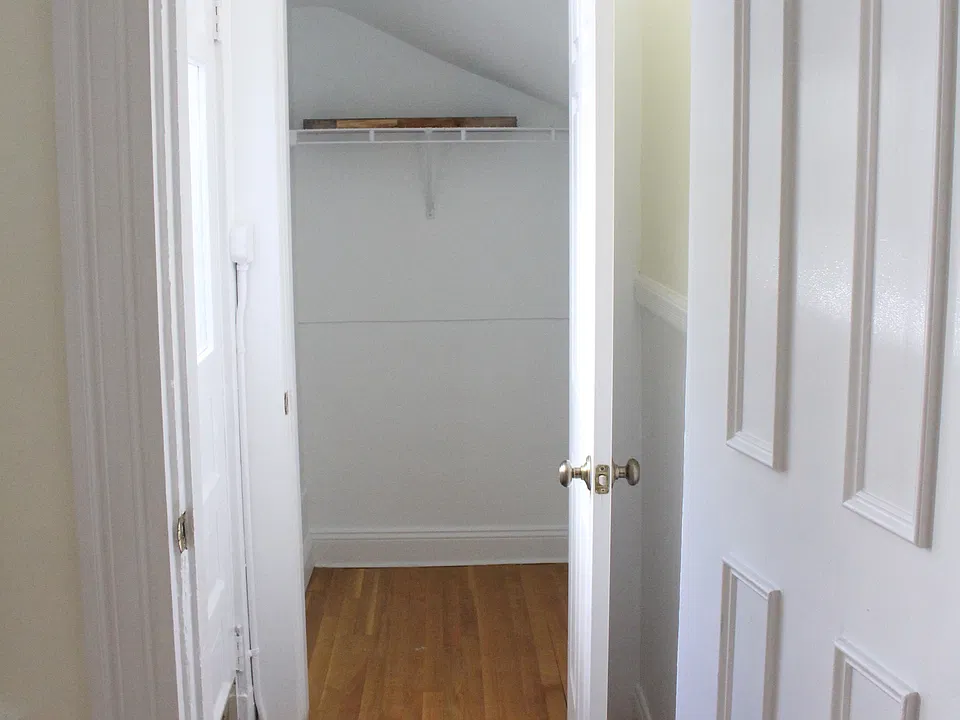 Private entrance with closet
