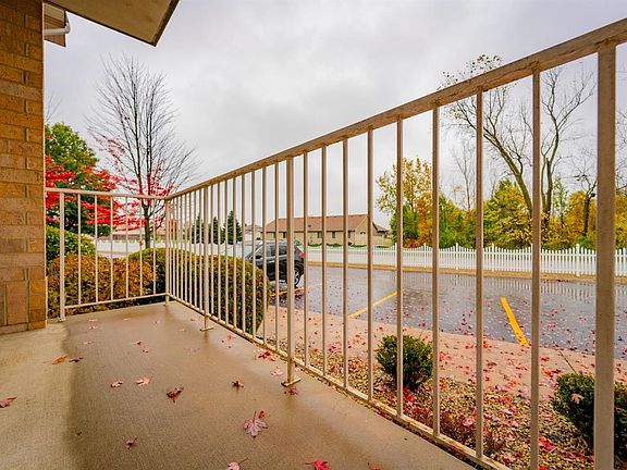 3rd image of 402 Swan Dr Unit 1-C