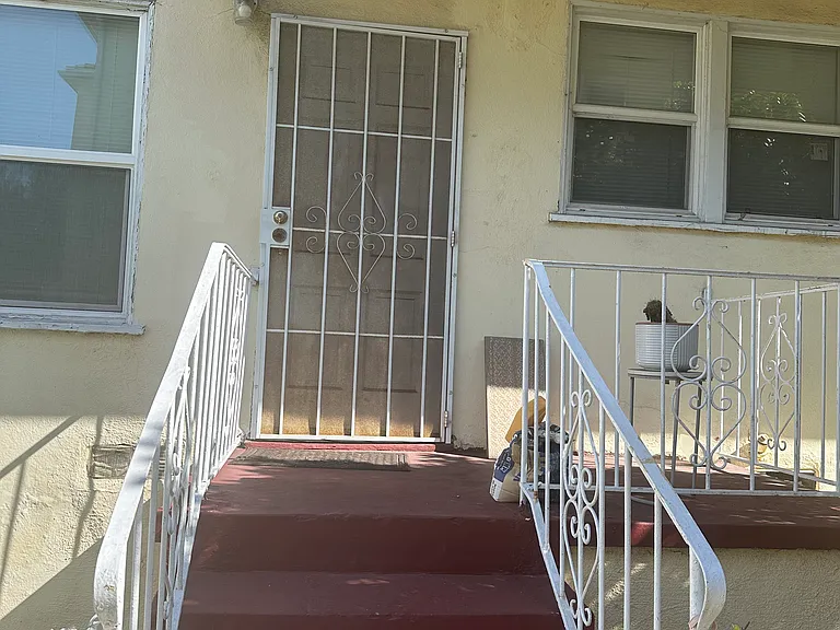 1229 S Fairfax Ave #3 — Photo 6