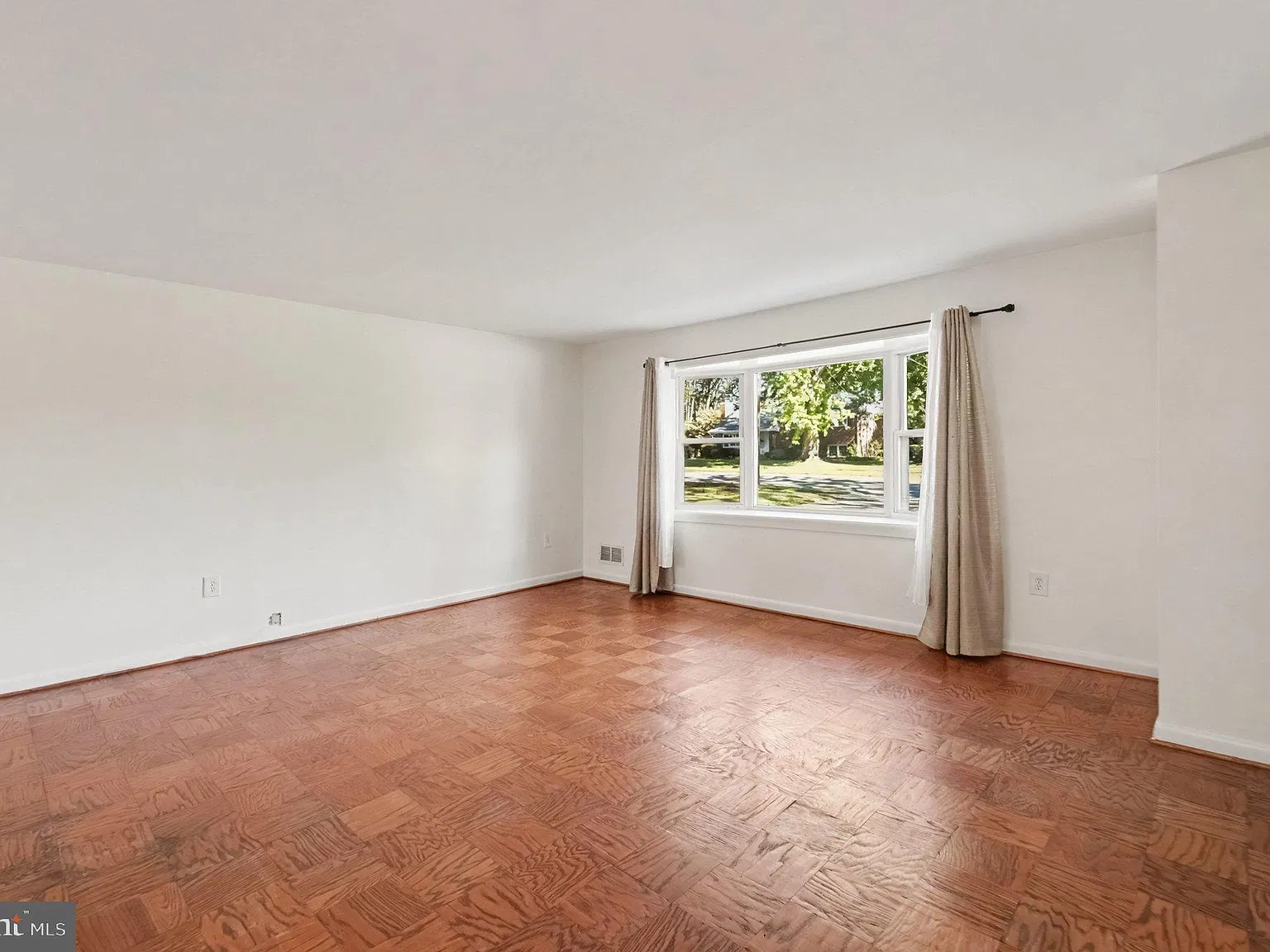 3 bed, 2.0 bath, 1559 sqft, $4,000 — Photo 4