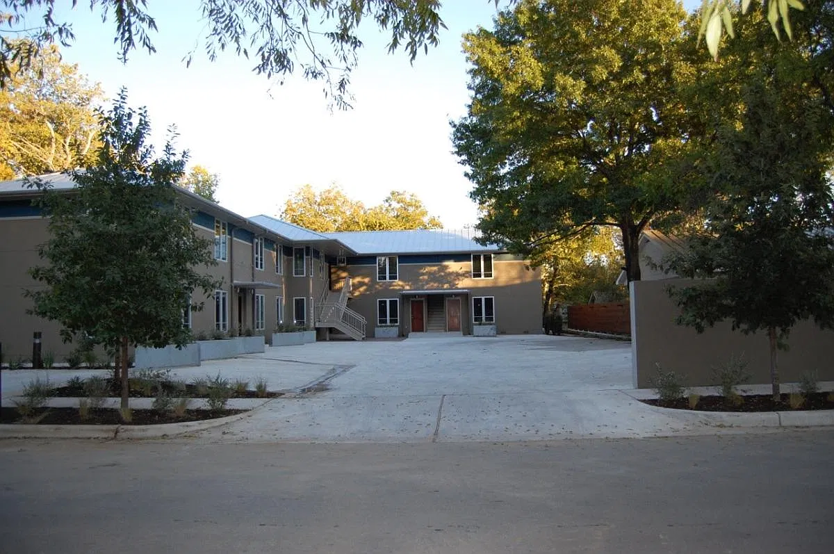 1107 Garner Ave — Photo 2
