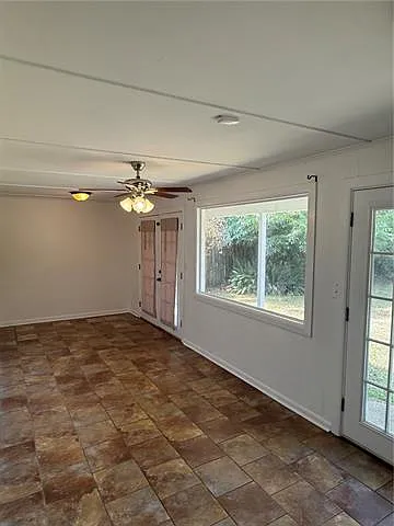 407 E Illinois Ave — Photo 9