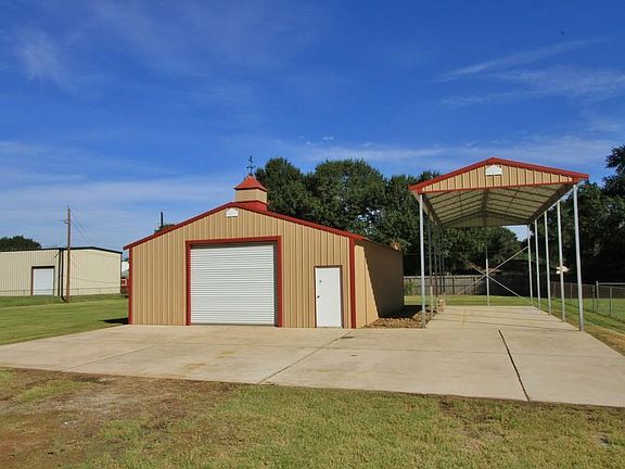 A Huge Insulated Workshop is located to one side of the back yard.