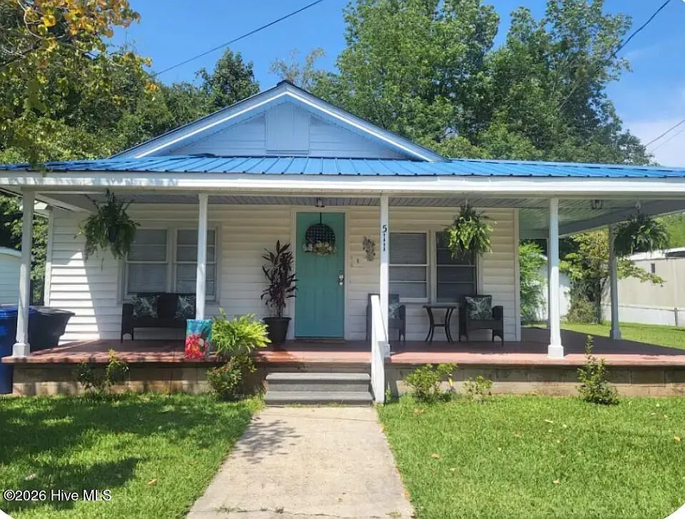 2 bed, 1.0 bath, 832 sqft, $1,375 — Photo 1
