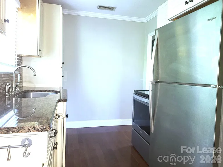 557 Wakefield Dr #D — Photo 3