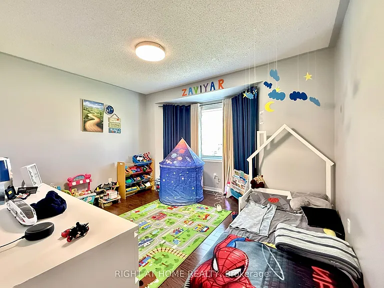 569 Walpole Cres — Photo 19