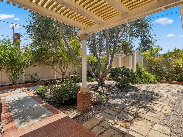 929 Junipero Dr — Photo 24