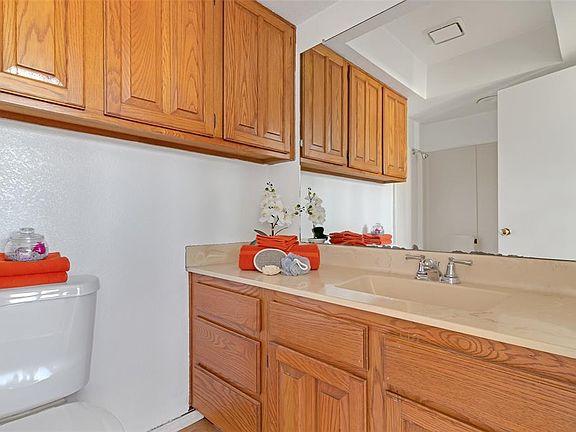 4th image of 1112 Parkwood Pl