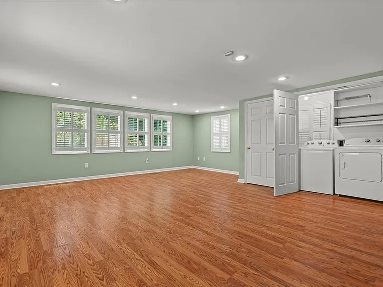726 Wisteria Dr — Photo 32